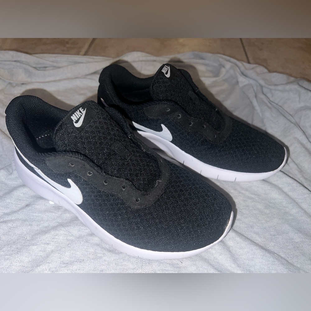 Kids Nike Black and White Mesh Sneakers 4Y